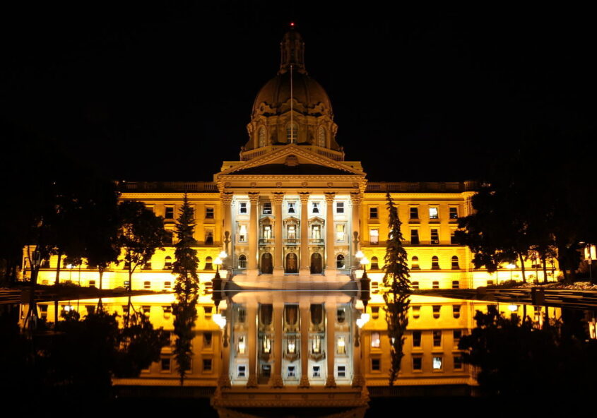 1280px-2011_alberta_legislature_building_10.jpg