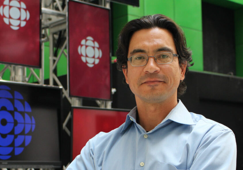 Duncan McCue, CBC journalist and the Ryerson School of Journalism’s Rogers Visiting Journalist, at CBC’s Toronto studio. Photo courtesy Jasmine Bala.