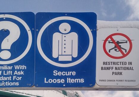 A drone restriction sign at Lake Louise in Alberta. Photo courtesy Pierre5018/CC BY-SA 4.0.