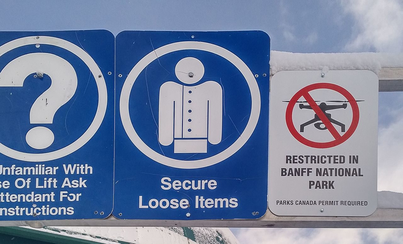A drone restriction sign at Lake Louise in Alberta. Photo courtesy Pierre5018/CC BY-SA 4.0.