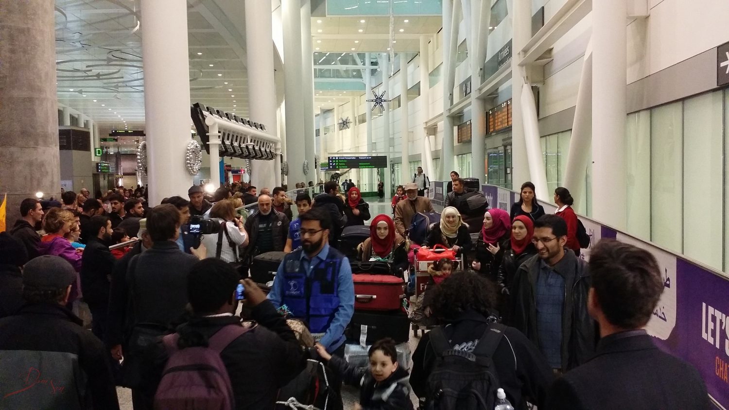 A family from Syria arrives in Toronto. Image courtesy of Domnic Santiago/CC BY 2.0.