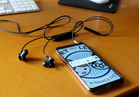 Photo d'un équipement audio utilisé pour produire un balado