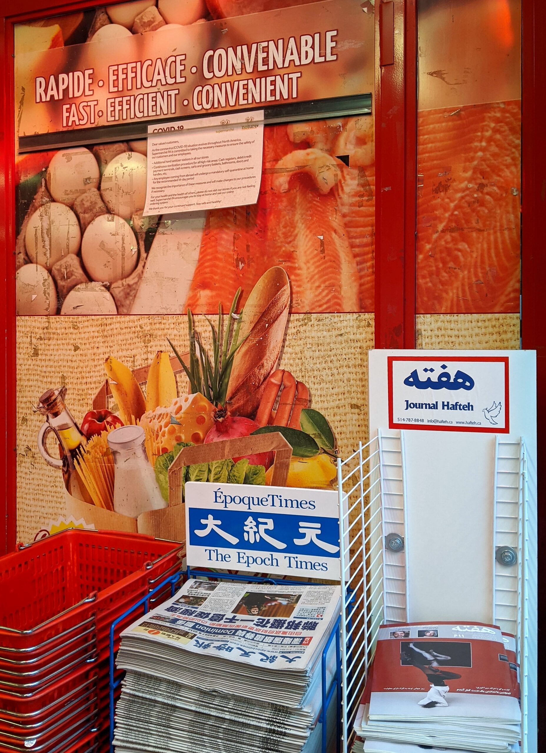 Stack of HafteH copies on a supermarket newstand.