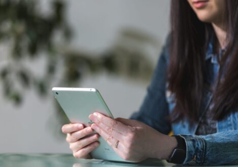 L’information fait partie de notre vie quotidienne. Mais qu’en est-il de la réalité de nos adolescents et de l’information? La technologie fait partie intégrante de leur vie, mais avec l’arrivée des nouveaux médias dans le monde l’information, ils ont une façon très numérique de se tenir au courant sur l’actualité. Selon Diane Pacom, sociologue et professeure émérite à la Faculté des Sciences sociales de l’Université d'Ottawa : « On est dans une période vraiment très volatile, les choses vont très vite, les technologies changent pratiquement tous les jours. [...] Leur rapport avec le monde passe fatalement par les technologies. », précise-t-elle. L’Académie de la transformation numérique (ATN) de l’Université Laval appuie l’argument de Mme Pacom en estimant que 36% des jeunes québécois de 6 à 17 ans utilisent plus de quatre appareils électroniques, selon leur rapport de 2020 . C’est une augmentation de 21% par rapport à leur rapport de 2019. Ils affirment aussi que 41% des jeunes québécois de 13 à 17 ans passent plus de 15 heures sur Internet en moyenne par semaine . Pierre C. Bélanger, professeur titulaire au département des communications de l’Université d’Ottawa, estime que la notion d’intemporalité est très importante en ce qui a trait à leurs habitudes de consommation médiatique sur Internet. « [On remarque] l’immense popularité de Disney, Netflix, [et toutes les autres plateformes de visionnement cinématographique] auprès des jeunes... Il n’y a plus de notion que le film est à 20h ce soir et il se termine à 21h, on parle plutôt de [visionnement en rafale]. », explique Pierre C. Bélanger. L’arrivée des nouveaux médias « Les nouveaux médias, on les oppose toujours aux médias traditionnels. Ils sont de nouvelles plateformes, de nouveaux mécanismes pour diffuser [le contenu des médias traditionnels]. Tu as des Spotify pour la radio, tu as du TOU.TV pour les émissions de télévision, tu arrives avec du Netflix pour le cinéma et tu as des versions en ligne de tout ce qui est imprimé. », explique Dr Bélanger. Selon une enquête sociale générale publiée en 2018 par Statistique Canada , 92,2% des jeunes de 15 à 19 ans utilisent l’Internet et les médias sociaux régulièrement pour plusieurs catégories d’utilisation, dont pour suivre les nouvelles et l’actualité. Mais pourquoi les adolescents préfèrent-ils consommer du contenu publié dans les nouveaux médias? M. Bélanger croit que c’est l’accessibilité et la portabilité des nouveaux médias qui attire les adolescents. « La principale raison [pour laquelle les jeunes préfèrent les nouveaux médias] est la portabilité et l’accessibilité du médium. Peu importe où tu es, tu as accès à de l’information. Et surtout, tu y accèdes au moment que tu veux. Quand tu es coincé avec la télévision traditionnelle, tu as le téléjournal à 18h et à 22h, ce qui n’est plus le cas avec le numérique, puisque tout est accessible par segment, n’importe quand. [...] Les jeunes sont aux commandes. », analyse M. Bélanger. Pour les adolescents, les réseaux sociaux « font maintenant partie des nombreuses façons de socialiser et d’interagir avec le monde. Ça fait partie du développement identitaire des individus de savoir comment être sur ces plateformes-là, et interagir à peu près dans toutes les sphères de leurs vies. », ajoute Nellie Brière, stratège en réseaux sociaux et en communications numériques. L’ATN indique que 78% des jeunes québécois de 13 à 17 ans ont une page de profil personnel sur un réseau social (p. ex. : Facebook ou Instagram), en 2020. Désinformation et manque d’information sur les médias sociaux M. Bélanger affirme que les médias numériques devront mettre en place des mécanismes afin de s’assurer que les adolescents soient bien informés sur les plateformes en ligne. « On assiste à beaucoup d’important débats aux États-Unis et ailleurs dans le monde. La notion d’imputabilité à l’égard des créateurs des différentes plateformes numériques est très importante. Ces entreprises-là doivent mettre en place des mécanismes pour confirmer la véracité des informations et mettre en place aussi des mécanismes punitifs pour les créateurs de contenu inexact », explique M. Bélanger. Nellie Brière estime qu’il y a déjà des mesures prises par les géants du Web pour réduire la désinformation sur leurs plateformes : « Le numérique, ça bouge vite. Donc, quand on fait des critiques, ça occasionne des rétroactions, c’est-à-dire que les plateformes n’aiment pas ça se faire critiquer publiquement, donc elles vont faire des correctifs. Par exemple, du côté de Facebook, on voit qu’ils font beaucoup d’étiquetage. [...] Alors on va voir apparaître au-dessus de n’importe quelle publication contenant de la désinformation, une petite étiquette qui nous amène vers des sources fiables [pour bien informer l’utilisateur] », ajoute Mme Brière. Radio-Canada a décidé de contrer cette problématique de désinformation et d’en devenir une solution en instaurant MAJ, qui s’avère être un nouveau média pour les jeunes du secondaire sur Internet, tout en essayant de les intéresser à l’actualité. « MAJ, c’est un projet d’actualité pour les adolescents afin de les aider simplement à s’informer et aussi de les aider à développer un esprit critique », explique Isabelle St-Pierre Roy, une journaliste qui travaille sur le projet MAJ. « C’est pour permettre [aux adolescents], à leur manière, de prendre une place dans la société, et d’aussi peut-être s’engager dans le futur. On veut aussi permettre aux jeunes de se bâtir leur propre opinion. » Mme St-Pierre Roy pense que si certains jeunes ne veulent pas s’informer, c’est notamment parce que l’information diffusée par les médias plus traditionnels est trop complexe ou n’est pas assez vulgarisée, ce qui causerait une perte d’intérêt pour les jeunes. « On pense que les jeunes veulent être informés, peu importe le sujet, mais on sait que les ados veulent être simplement informés tout en se tenant aux bases. On essaie de rendre [l’information] la plus sérieuse possible, mais en se faisant du fun. Je pense que MAJ c’est un peu une porte d’entrée vers Radio-Canada », conclut-elle. Mme Pacom explique que les médias devront s’adapter à la demande des adolescents, qui deviendront des adultes, et seront les nouveaux consommateurs principaux de contenu médiatique. « Les jeunes d’aujourd’hui ont un univers de connaissances fait sur mesure. Si ça ne les touche pas directement, ça ne les intéresse pas. Donc, ils ont une vision beaucoup plus restreinte du monde alors qu’ils vivent dans un monde très globalisé. Ils sont interpellés spécifiquement par ce qui les affecte. [...] Il y aura de grandes transformations, mais qui iront toujours dans ce sens-là, dans le sens de l’information à la carte », croit Mme Pacom.