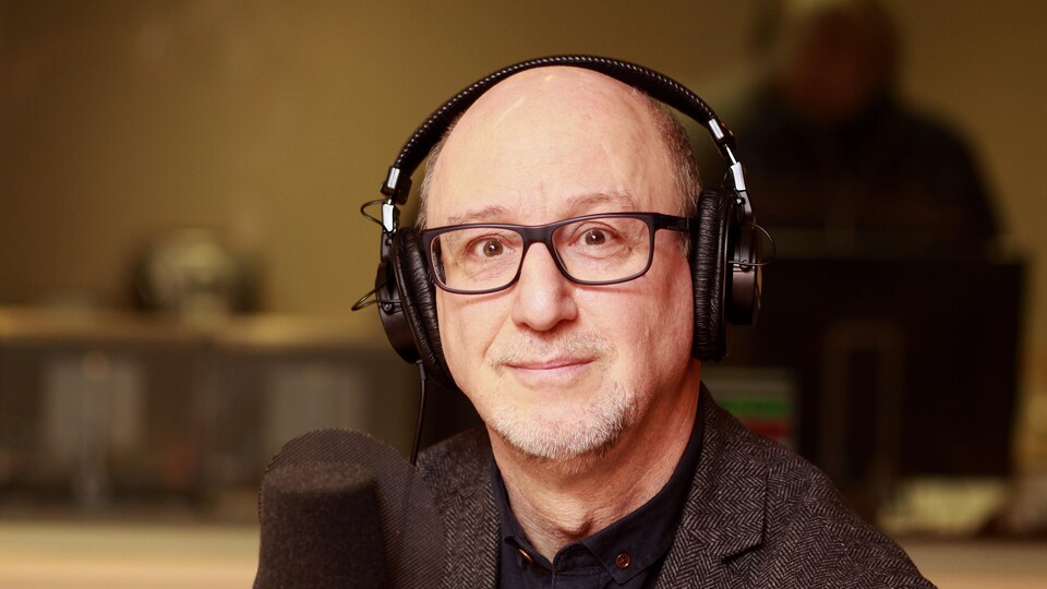 François Brousseau, analyste aux affaires internationales pour Radio-Canada chroniqueur hebdomadaire au quotidien Le DevoirPHOTO : Radio-Canada / Laurent Boursier