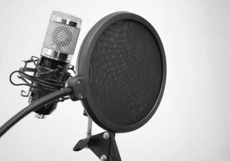 Depuis quelques années, la neutralité journalistique est de plus en plus remise en question dans le milieu. Cela a été mis en évidence lors du dernier congrès de la Fédération professionnelle des journalistes du Québec (FPJQ) le 5 novembre 2022 lors d’un panel mouvementé composé de Lela Savić de La Converse, de François Cardinal de La Presse et d’Alexis Ross de Pivot. Depuis, plusieurs personnalités médiatiques québécoises ont abordé le sujet des biais journalistiques. M. Cardinal et M. Ross ont également tous les deux écrit des articles pour revenir sur leur expérience.