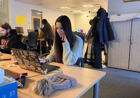 Depuis l’invasion russe en Ukraine, plus d’1,5 million d’Ukrainiens ont trouvé refuge en Pologne. Pour continuer à les tenir informés d’une guerre qui perdure, plusieurs médias polonais ont décidé d’adapter leur contenu en langue ukrainienne. Un reportage de Romain Chauvet de Projet J en Pologne.