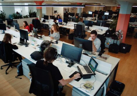 Photo qui montre la salle de rédaction du quotidien Le Devoir à Montréal. Photo de Guillaume Levasseur.